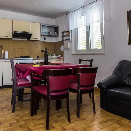 Roomy In With Garden Apartment *
