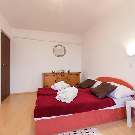 Roomy In With Garden * Seline