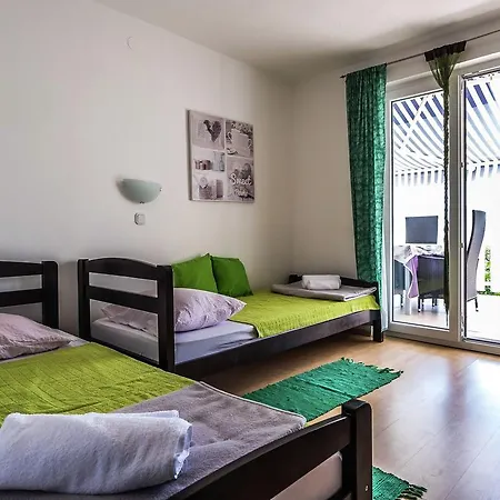 Roomy In With Garden * Seline