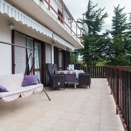Apartment Roomy In With Garden Seline
